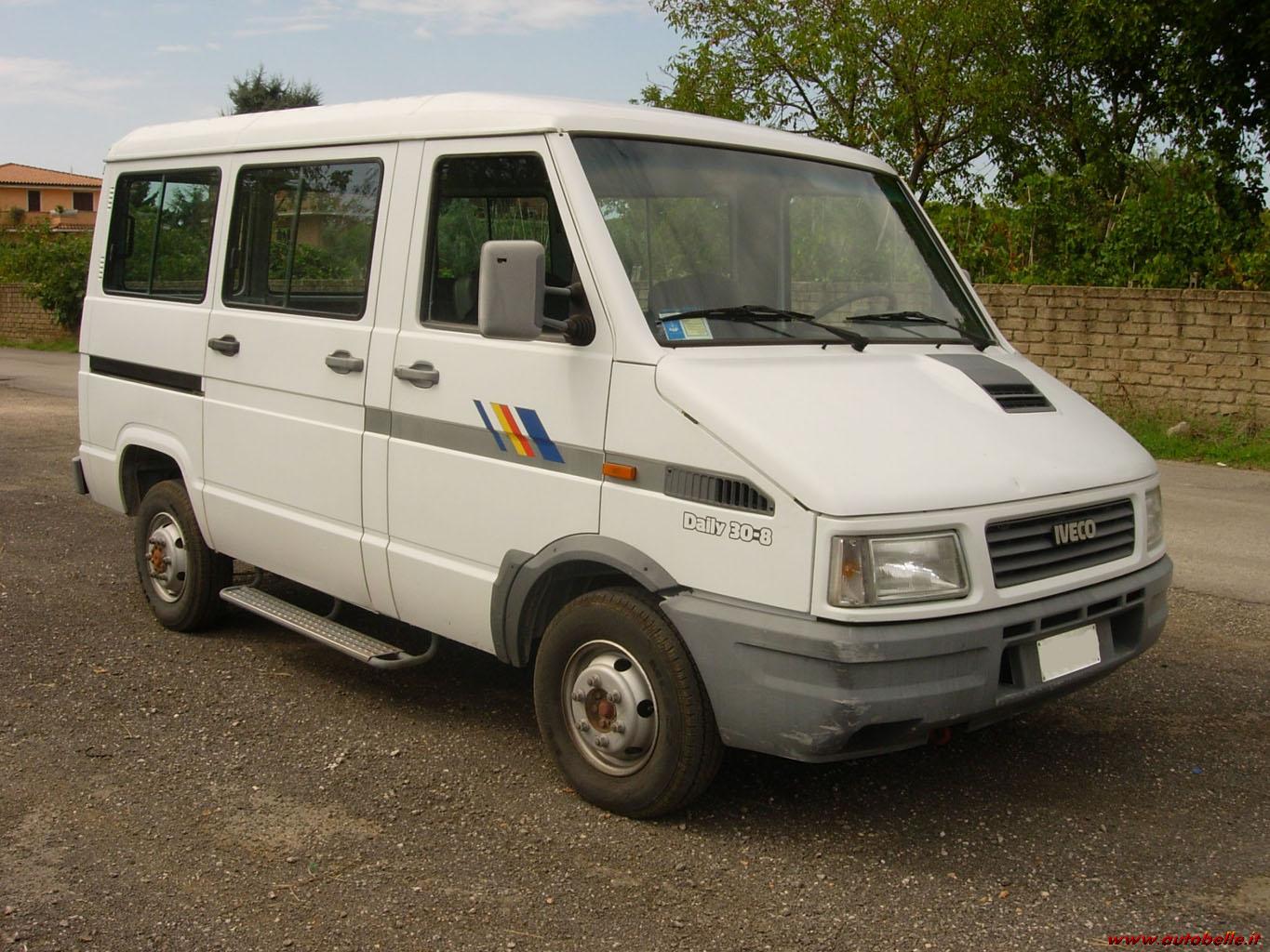 Vendo IVECO DAILY 30.8 Pulmino promiscuo 9 posti Vendo IVECO DAILY 30.8 Pulmino promiscuo 9 posti